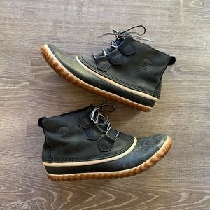 Sorel Out N About Boots size 9 fits like 8